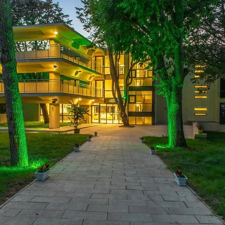 Queen Nelly Park Otel 4*