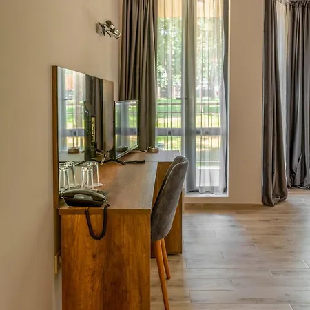 Queen Nelly Park Otel 4*