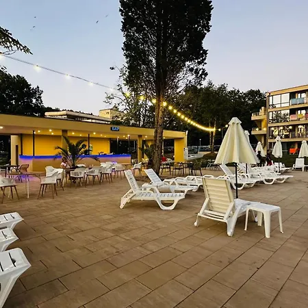 Queen Nelly Park מלון