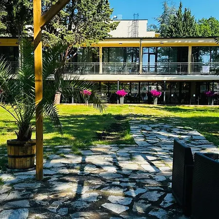 Queen Nelly Park מלון קיטן