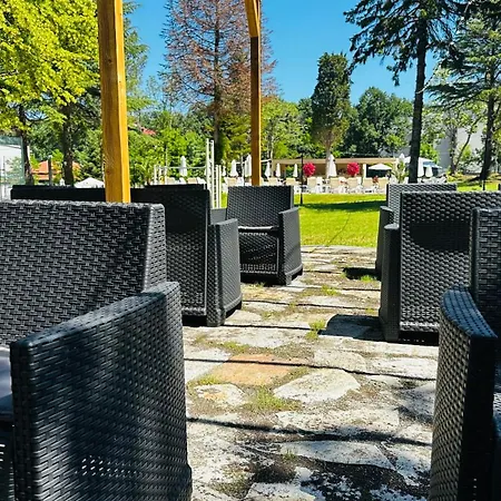 מלון Queen Nelly Park 4*