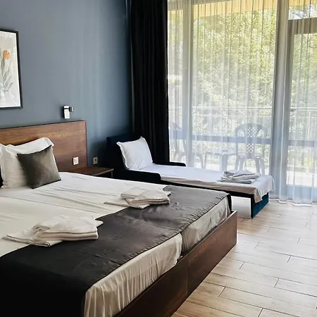 Queen Nelly Park Otel 4*