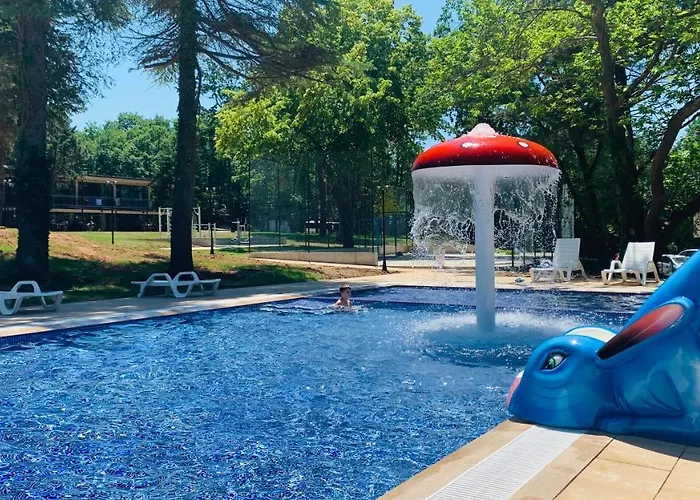 Queen Nelly Park 酒店