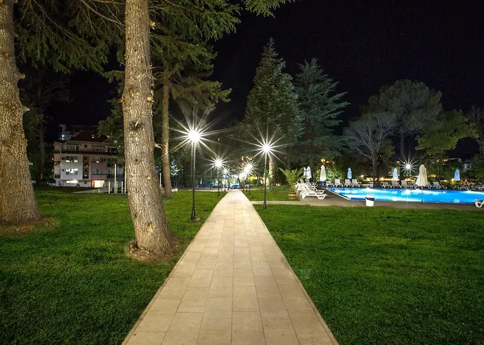 Queen Nelly Park 酒店