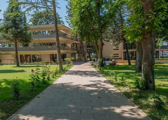 Hotel Queen Nelly Park 4*