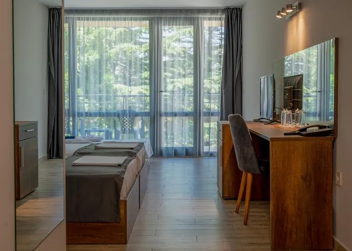 Queen Nelly Park 酒店