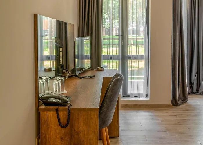 Queen Nelly Park 酒店 4*