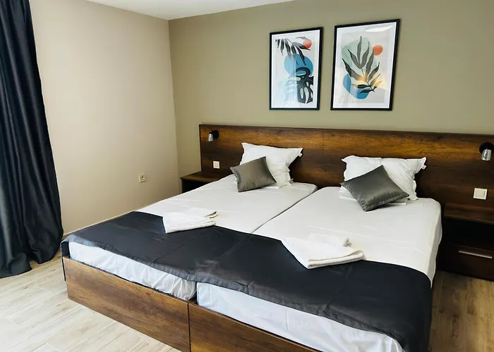 Queen Nelly Park 酒店